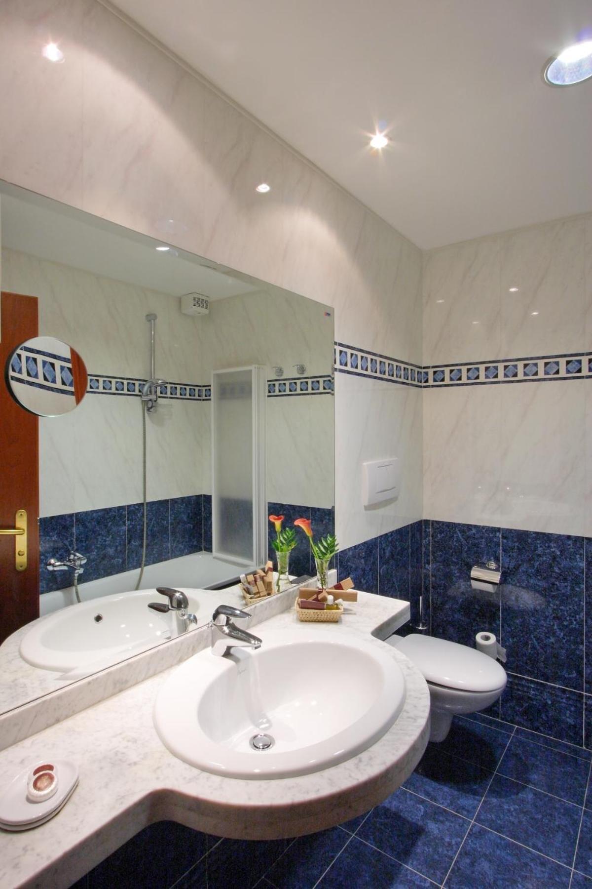 Hotel Centro Benessere Gardel อาร์ตา แตร์เม ภายนอก รูปภาพ